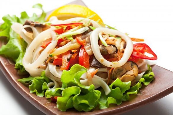 Ծովամթերքի աղցան կոճապղպեղի վրա հիմնված սոուսով առողջարար ուտեստ է, որը բարձրացնում է ուժը